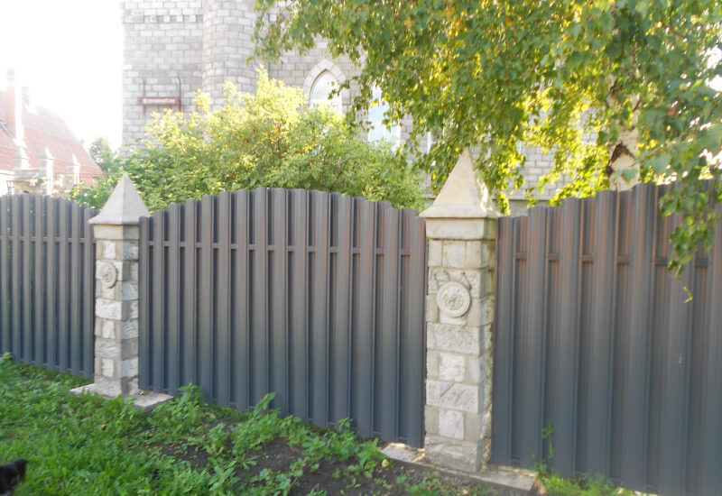  Забор из евроштакетника серого со светлыми столбами Кентау фото 2