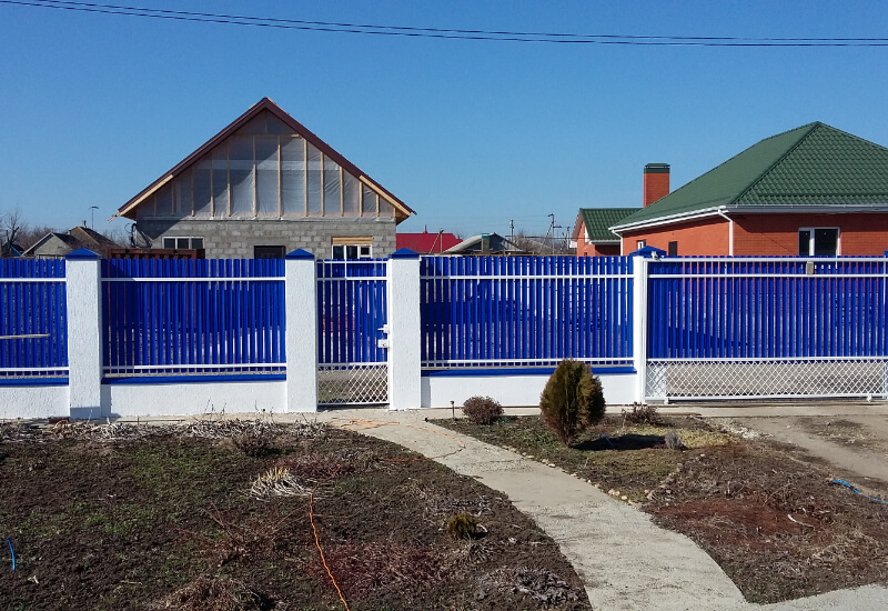 Забор из металлоштакетника синего с белыми столбами в Кентау фото 2