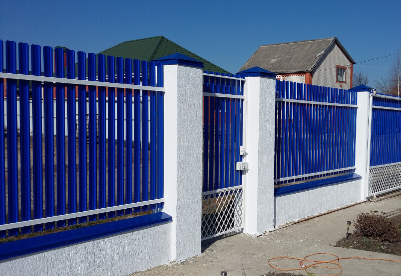 Забор из штакетника цвет RAL5002 синий двусторонний в Кентау фото 3