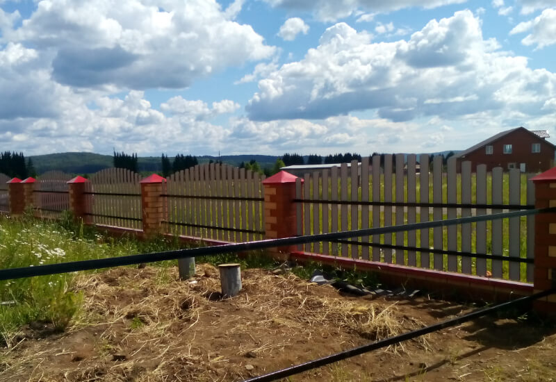 Забор из евроштакетника RAL3003 рубин, секция горкой в Кентау фото 1
