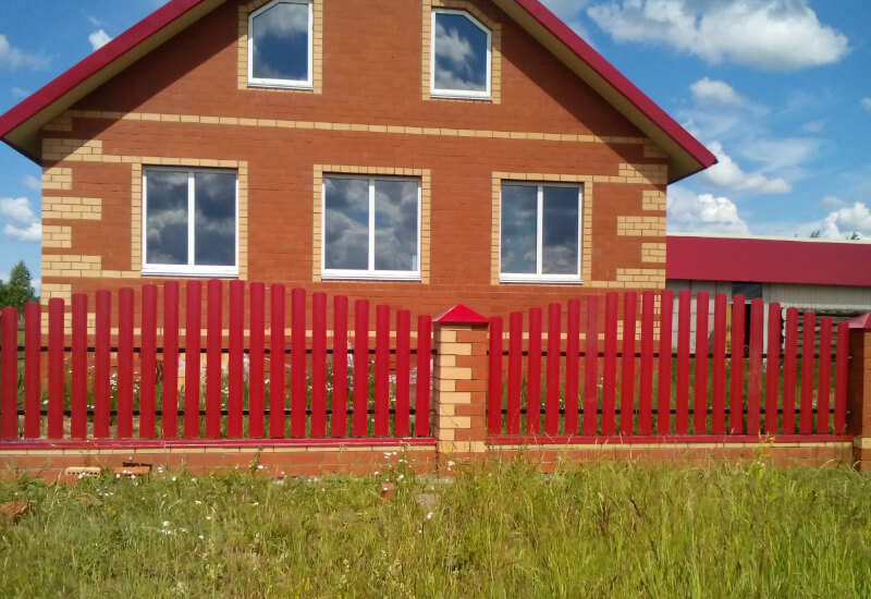 Забор из металлоштакетника цвета рубин с кирпичными столбами в Кентау фото 2