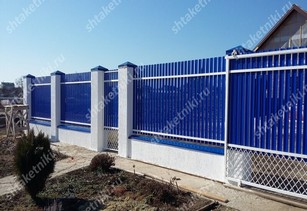 Фото забора из синего штакетника в Кентау